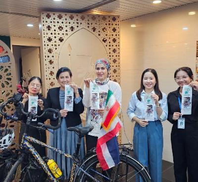 การแถลงข่าวของนักปั่นจักรยานชาวอิหร่านกับผู้สื่อข่าวไทย